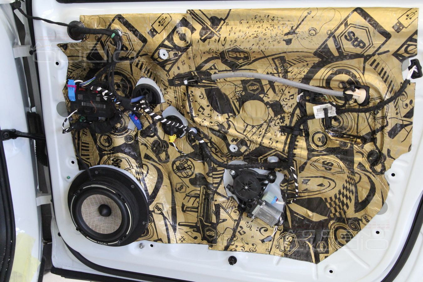 Установка мидбасов в новый Тигуан