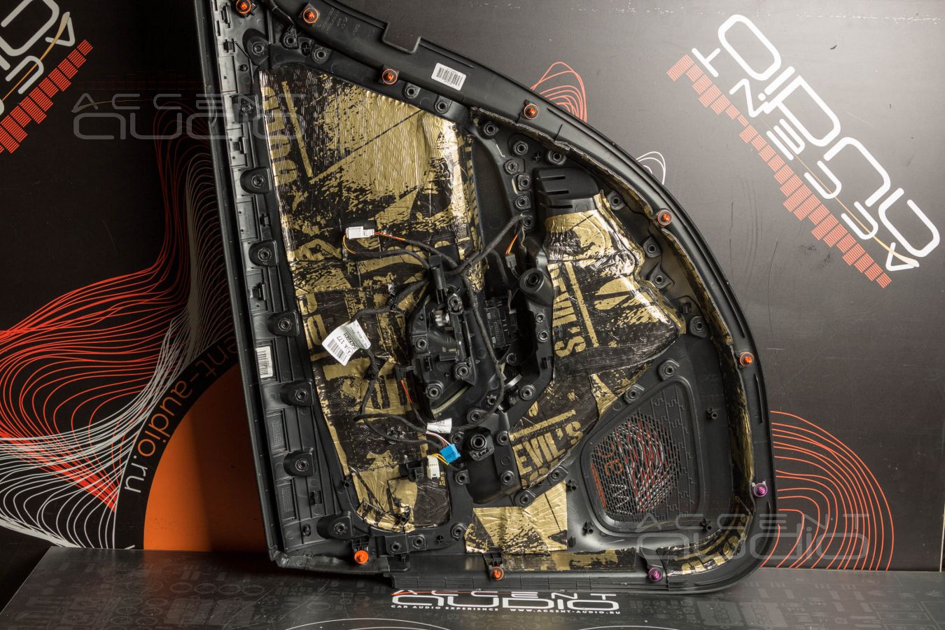 Тыловая акустика в Mercedes-Benz A 45 штатно – для плотной электроники и объема