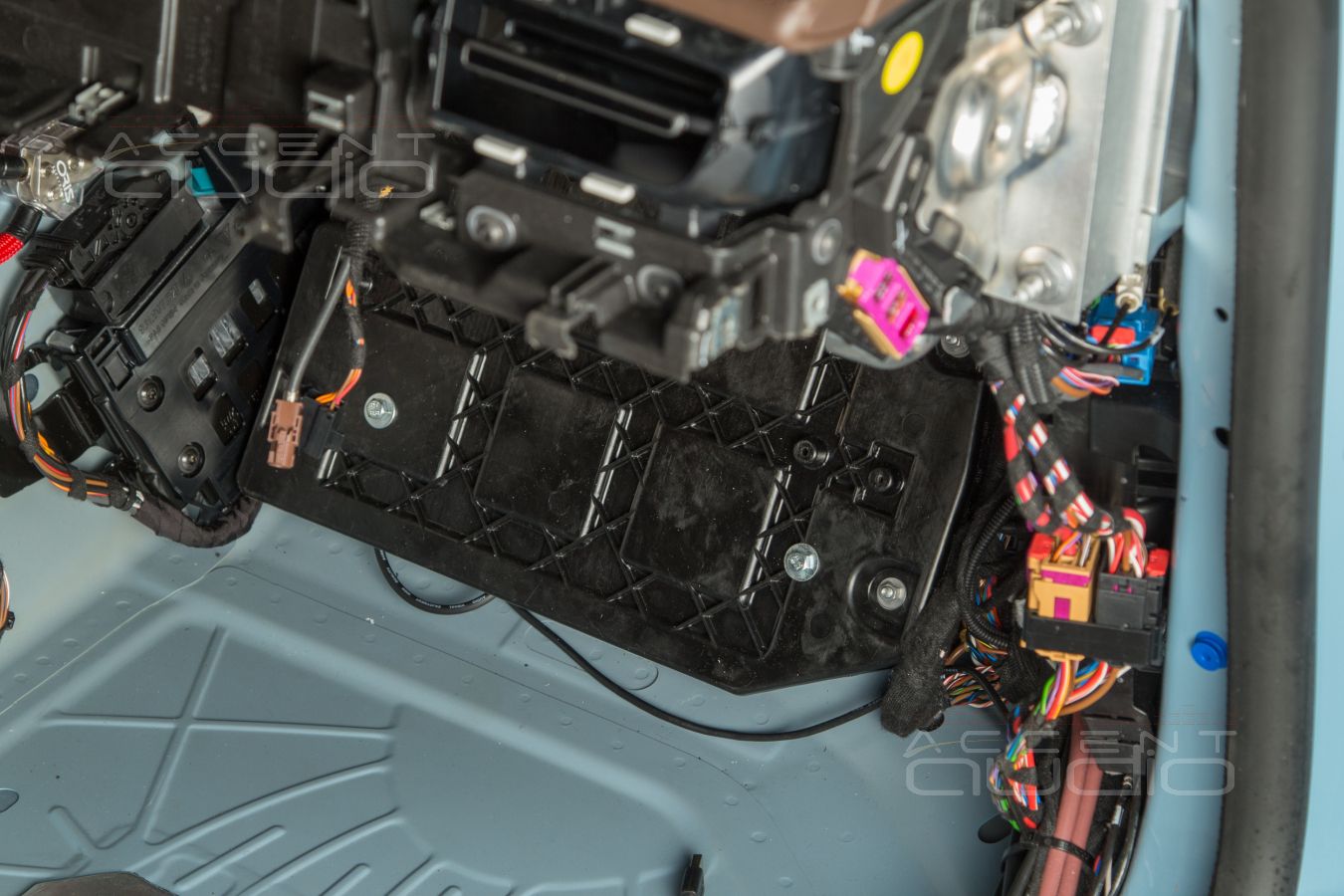 Заводской монтаж процессорного усилителя Helix в Porsche Taycan Turbo S