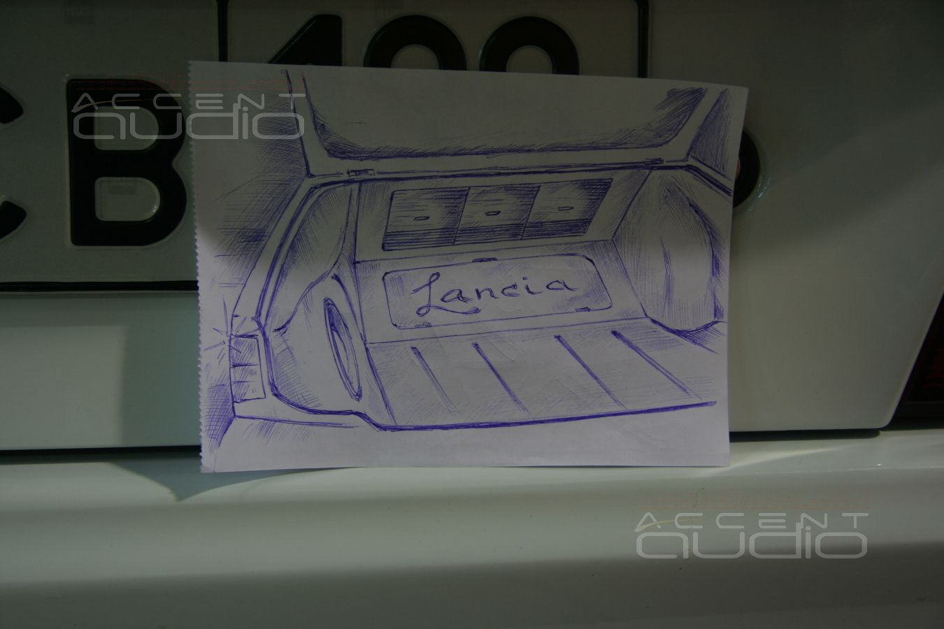 Багажный отсек Lancia Kappa Coupe: усилители, сабвуфер, свет