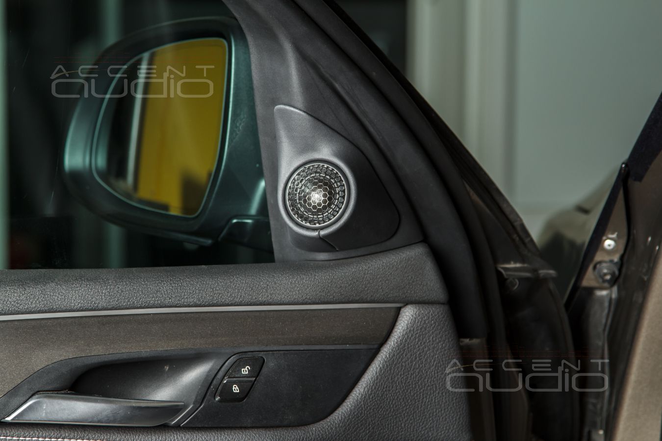 Комплект из двух подиумов для установки высокастотных излучателей в BMW X5 20XX-20XX.