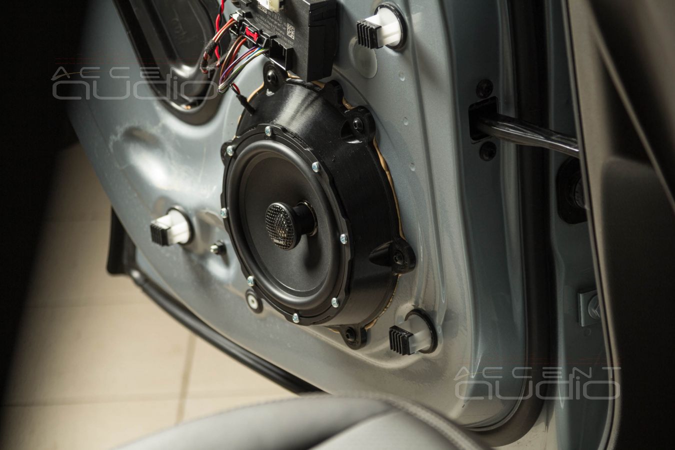 Монтаж знаменитых ScanSpeak Revelator 18W  в  Porsche Macan