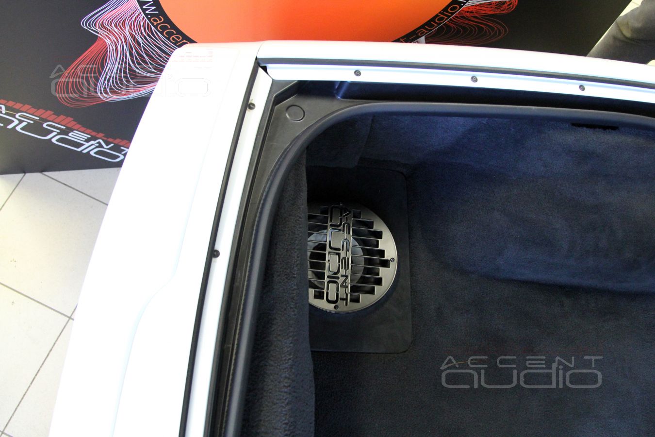 Встроенный сабвуфер-стелс CDTAudio QES-820.