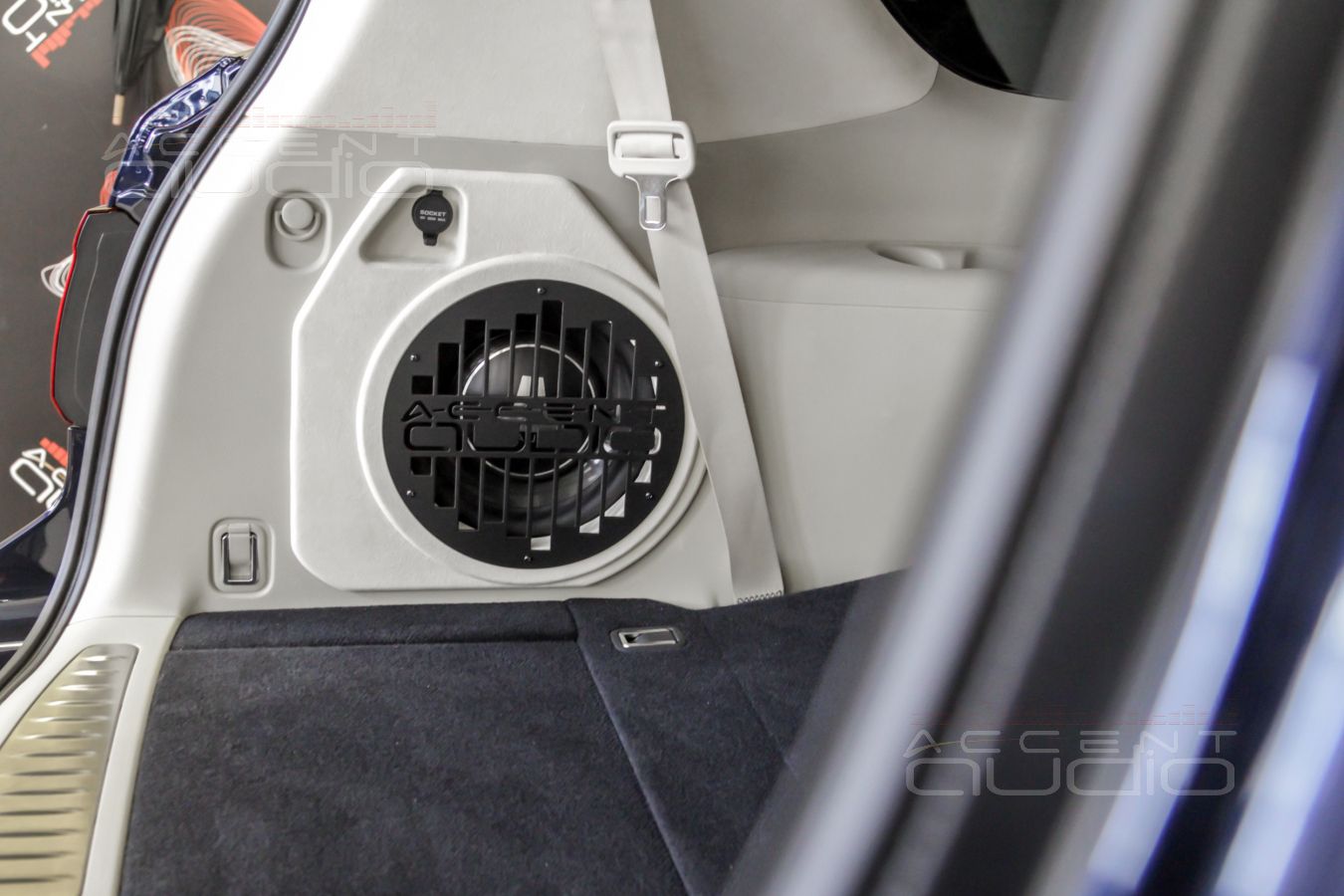 Настоящий сабвуфер-стелс для Infiniti QX80 – злой JLAudio в нежно-бежевом оформлении