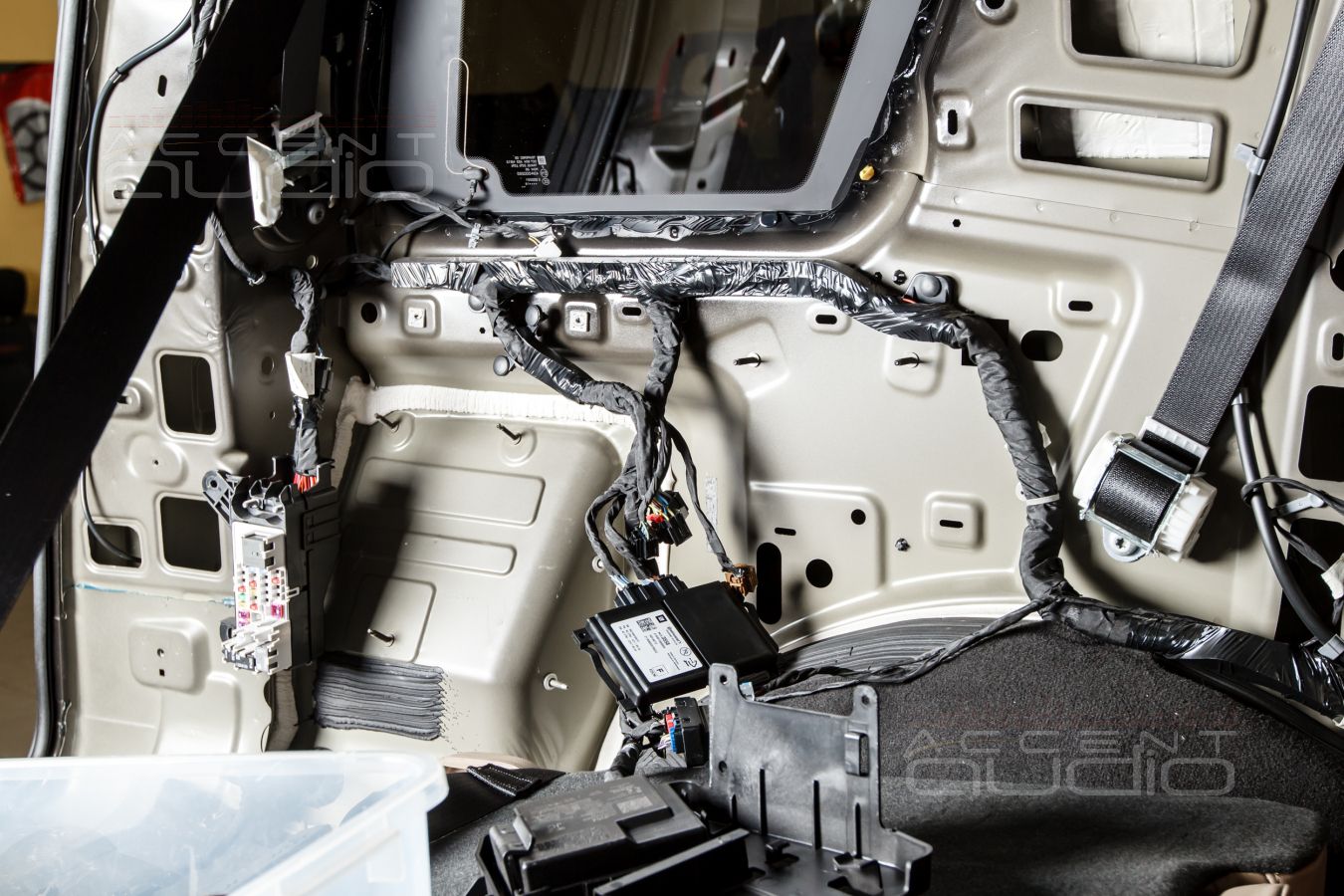 Действительно сложно, действительно сабвуфер, действительно полная интеграция: Dego в Escalade