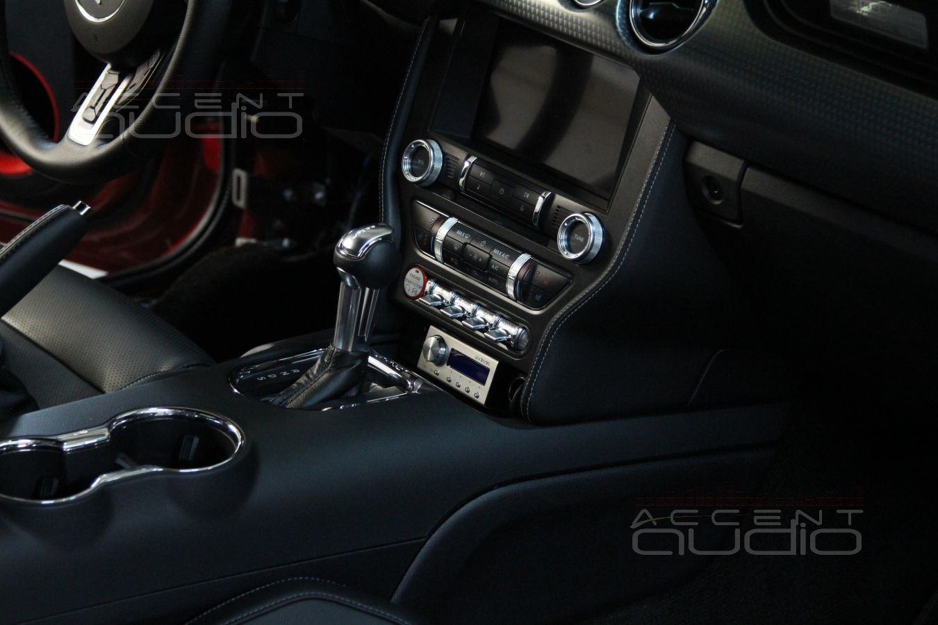 Процесс установки новой акустической системы Ford Mustang