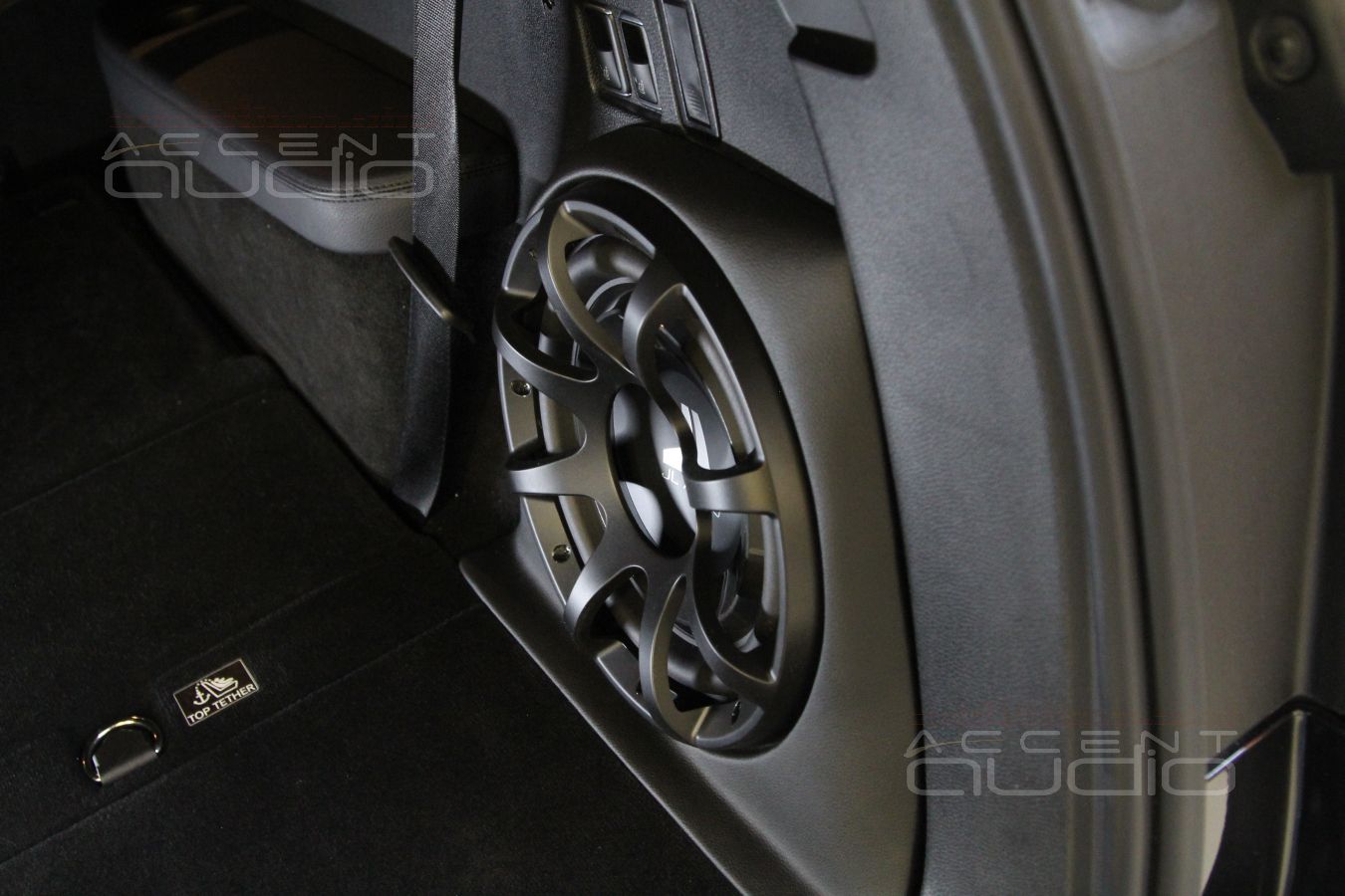 Встроенный Cабвуфер JLAudio 10TW3 в Mercedes-Benz GLS