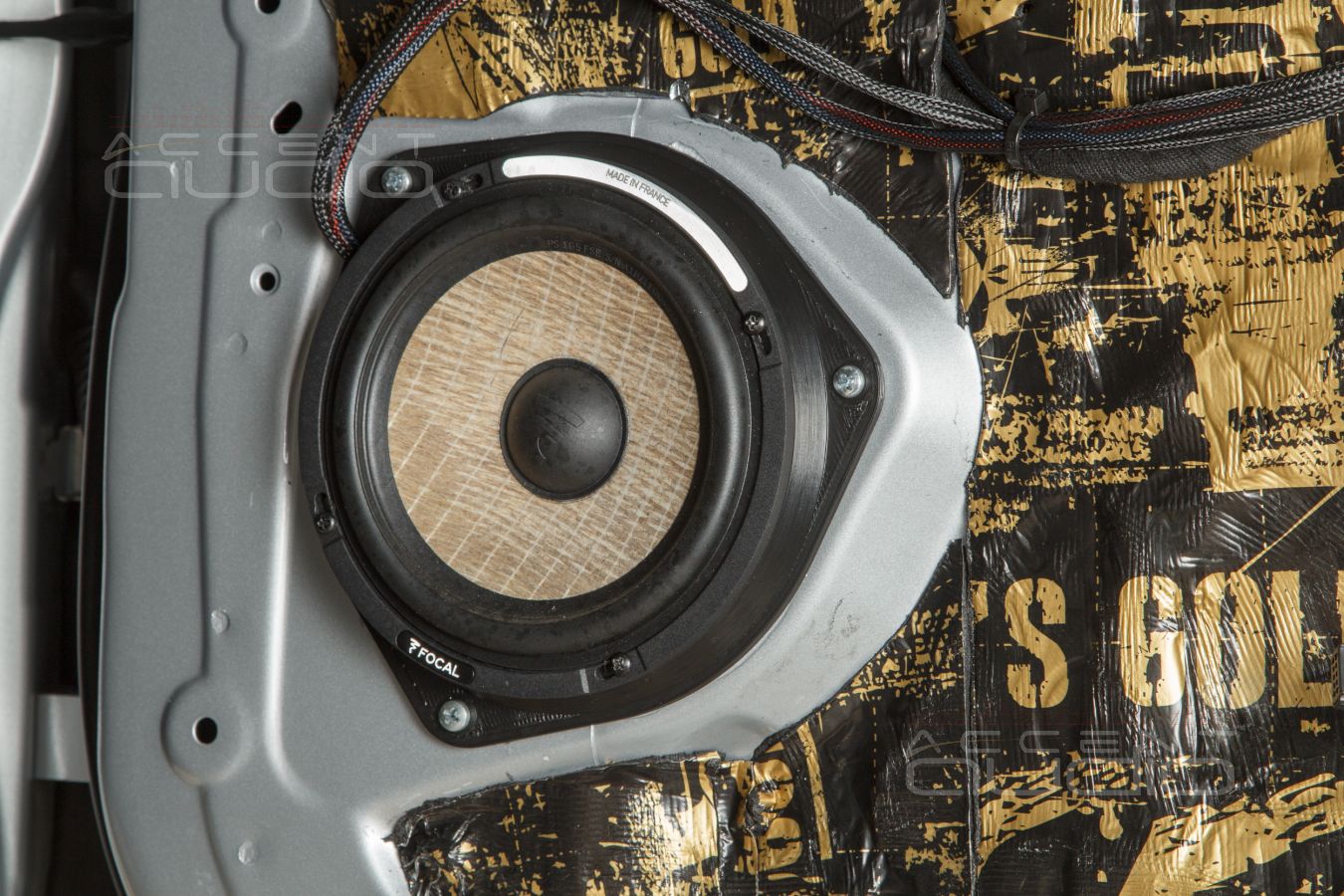 Комплект из двух подиумов для установки 165 мм мидбасовых излучателей в Geely Atlas 20XX-20XX.