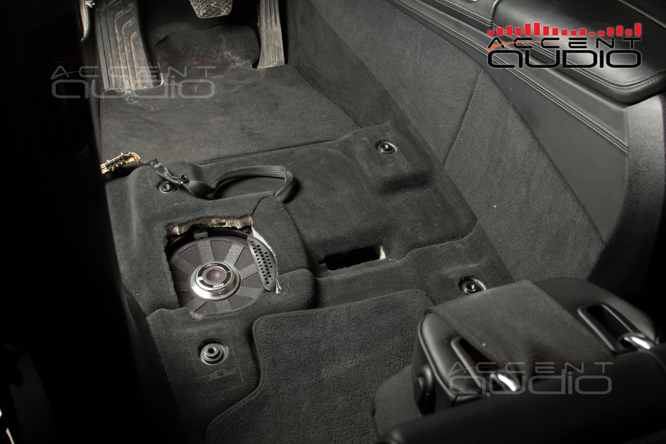 Подсидельные вуферы Eton B195NEO штатно в полу BMW X7