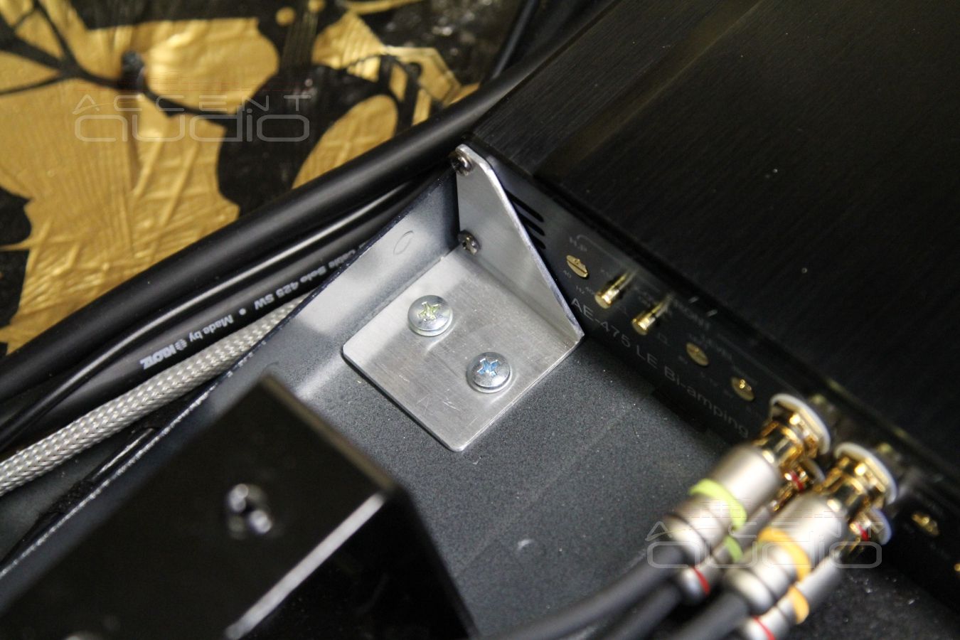 Установка усилителей в Porshe Macan