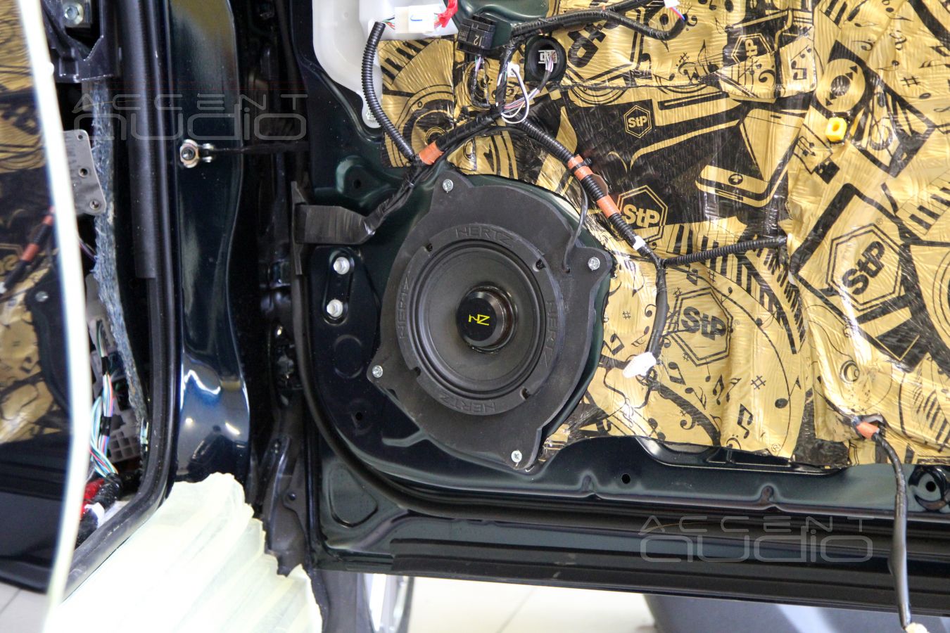 Шикарный мидбас Hertz Space 6 в Toyota Camry