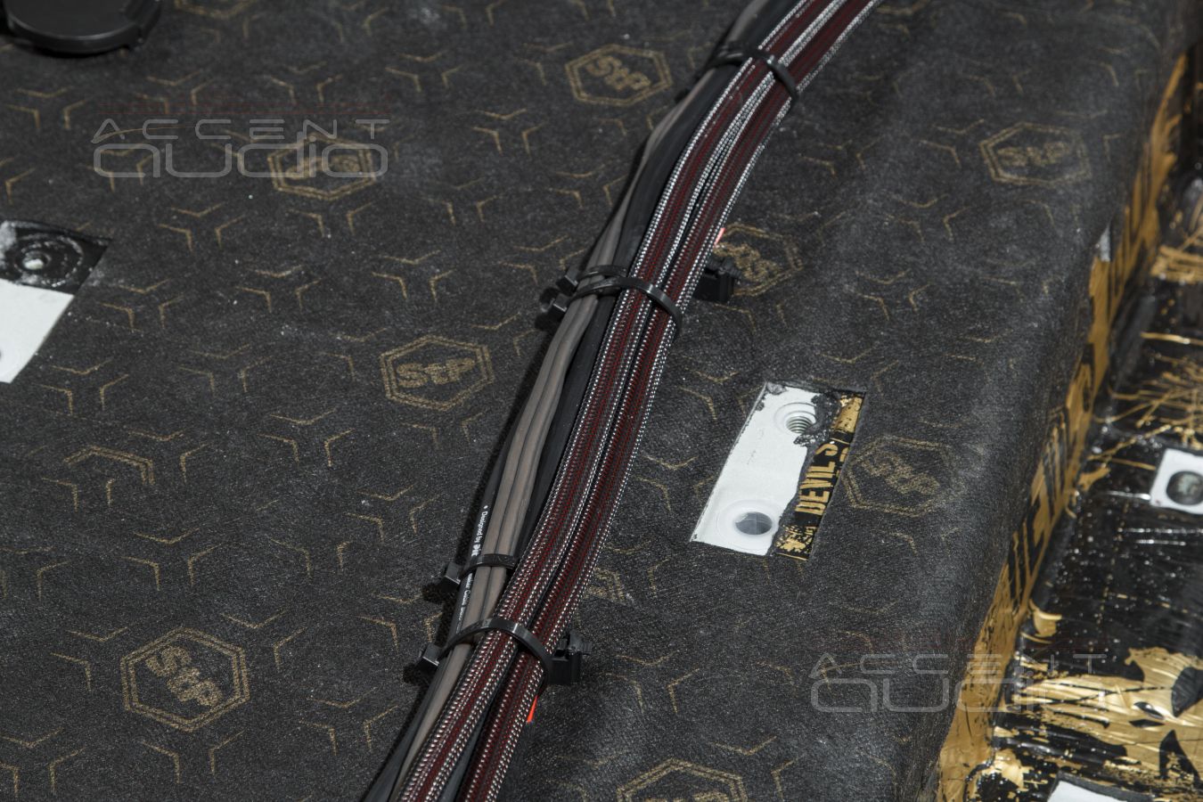 Установка усилителей Helix и Gladen в Opel Zafira Life