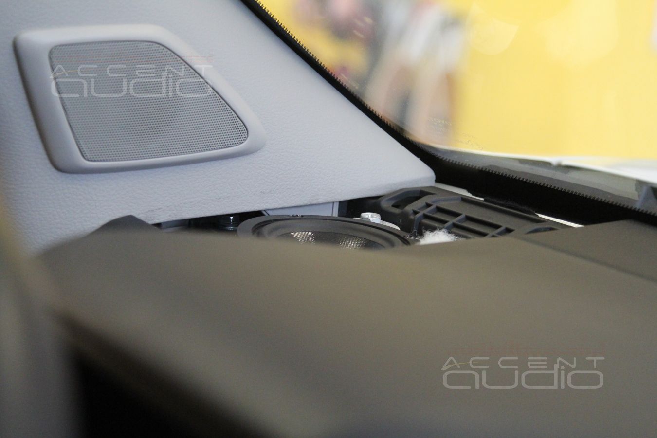 Установка трехполосной акустики в Toyota Prado 150: серединки E.O.S MD-75 в штатных местах