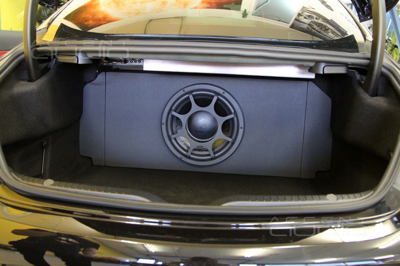 Сабвуфер в Mercedes-Benz C200