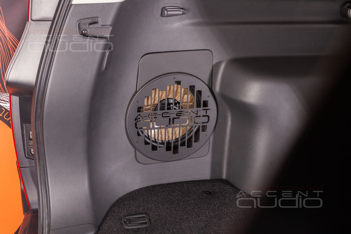 Новая форма для нового Mitsubishi Pajero Sport: интеграция сабвуфера Focal