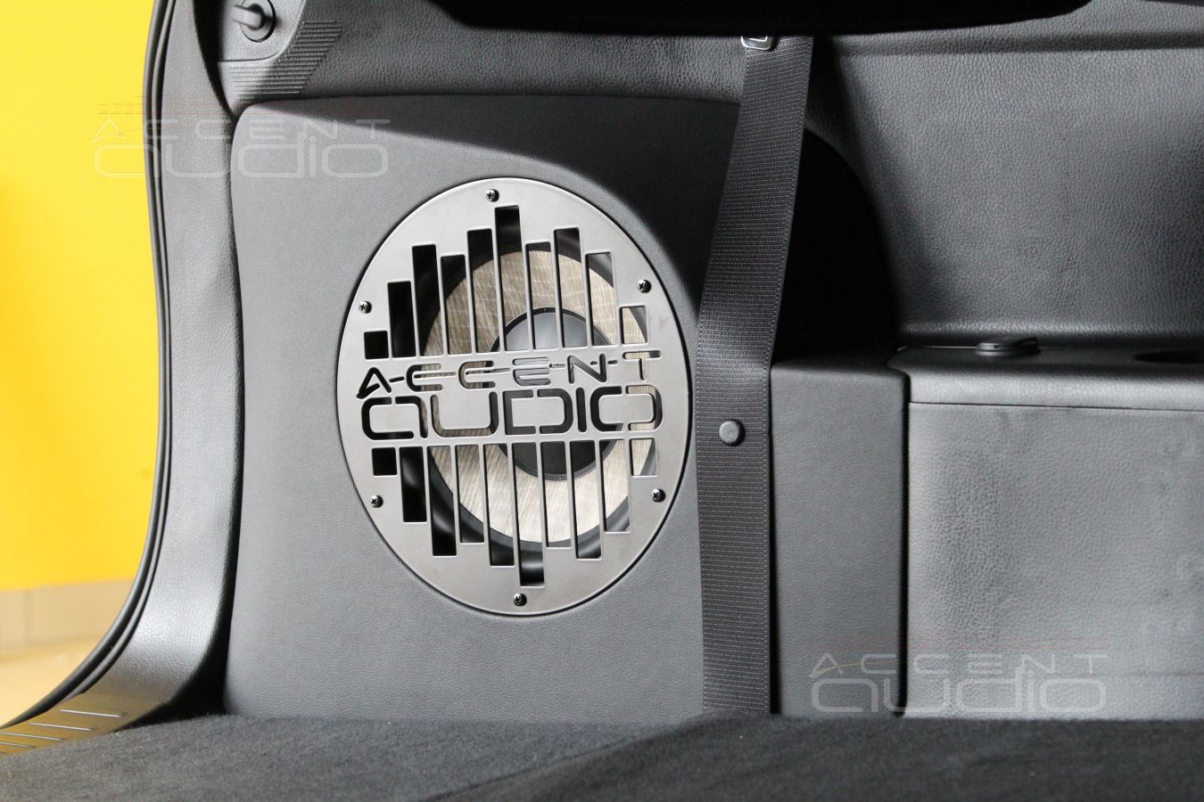 Встроенный сабвуфер-стелс