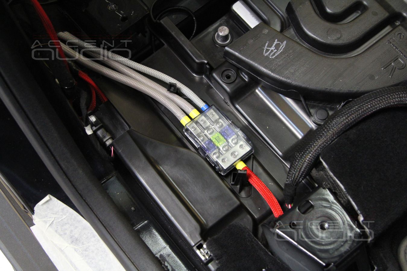 Скрытая установка усилителей и аудиопроцессора в Mercedes-Benz GLE