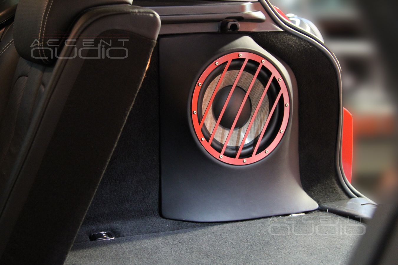 Сабвуфер стелс в RangeRover Evoque