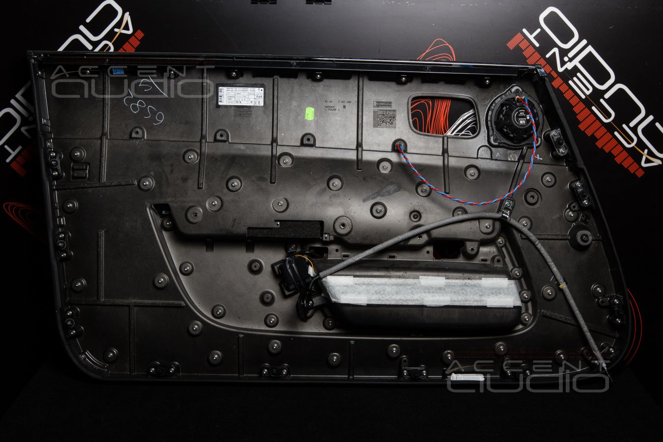 Все по штату: твитеры SOAudio и среднечастотники BLAM в штатных местах Rolls Royce Wraith