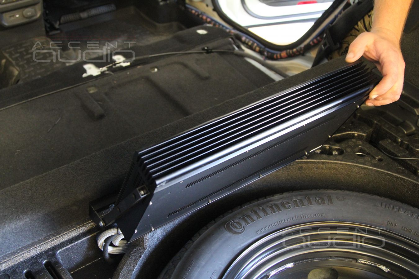 Установка усилителя E.O.S AE-4100.1 SE