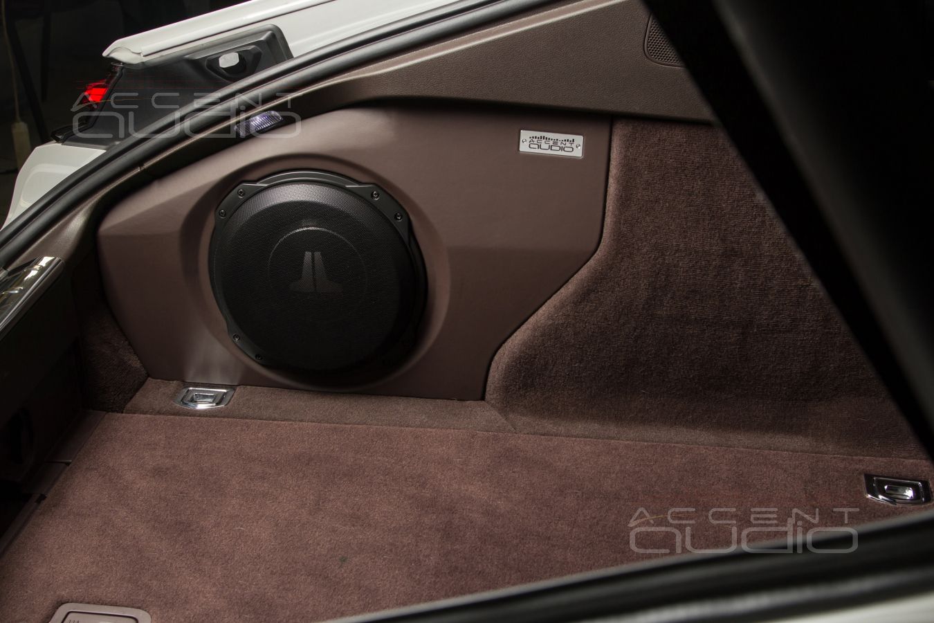 Стильный, адский, трясущий – сабвуфер-стелс JLAudio TW3 для Porsche Panamera