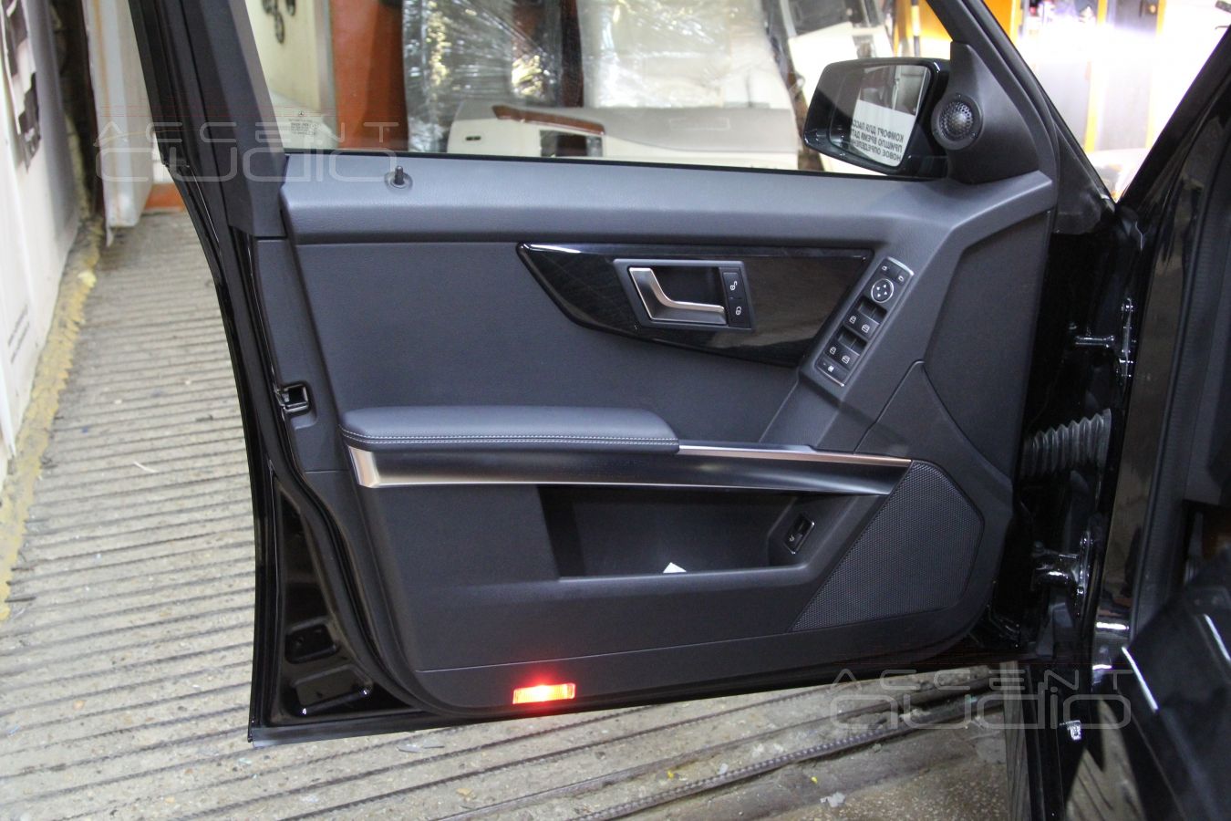 Замена акустики и виброизоляция дверей в Mercedes GLK 2014