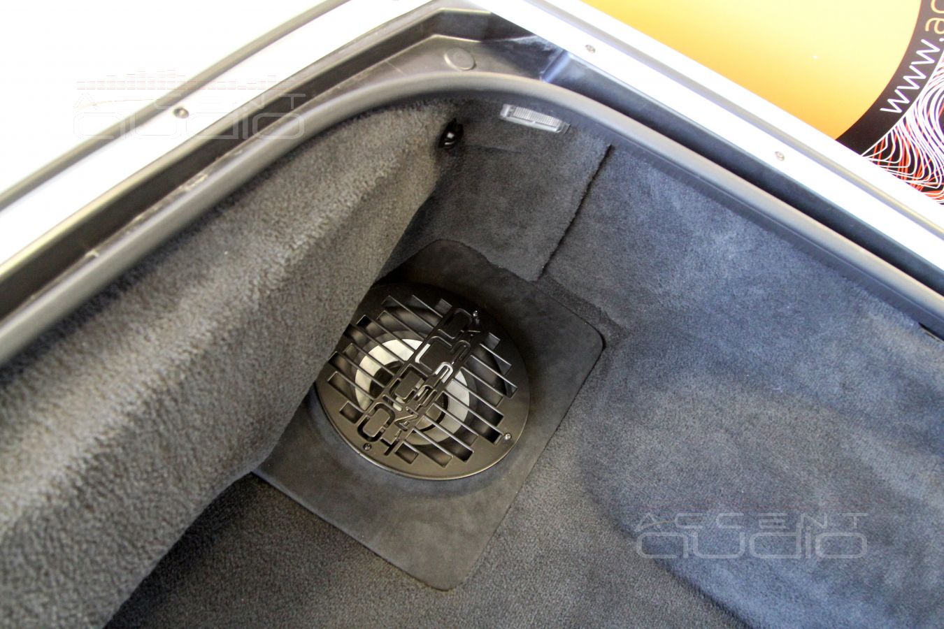 Встроенный сабвуфер-стелс CDTAudio QES-820.