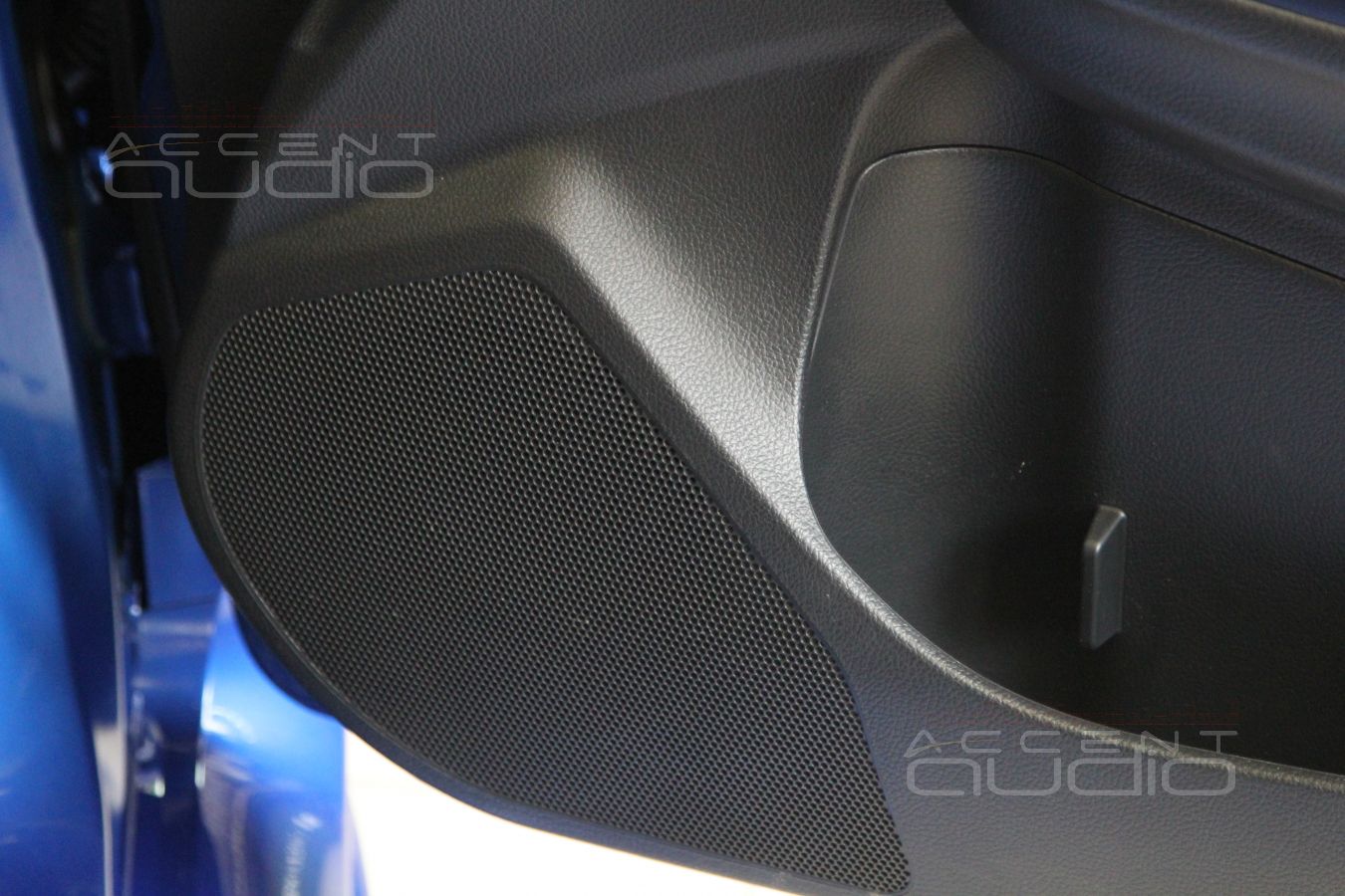 Великолепный Eton RSR в обыкновенных дверях Subaru