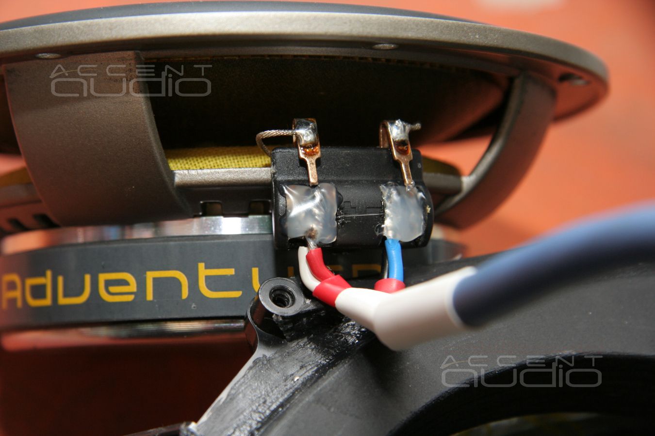 Ненапольные мидбасы Eton в штатных местах BMW X1