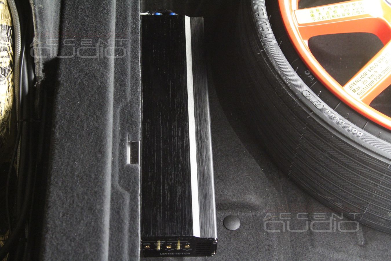 Установка усилителей в Porshe Macan