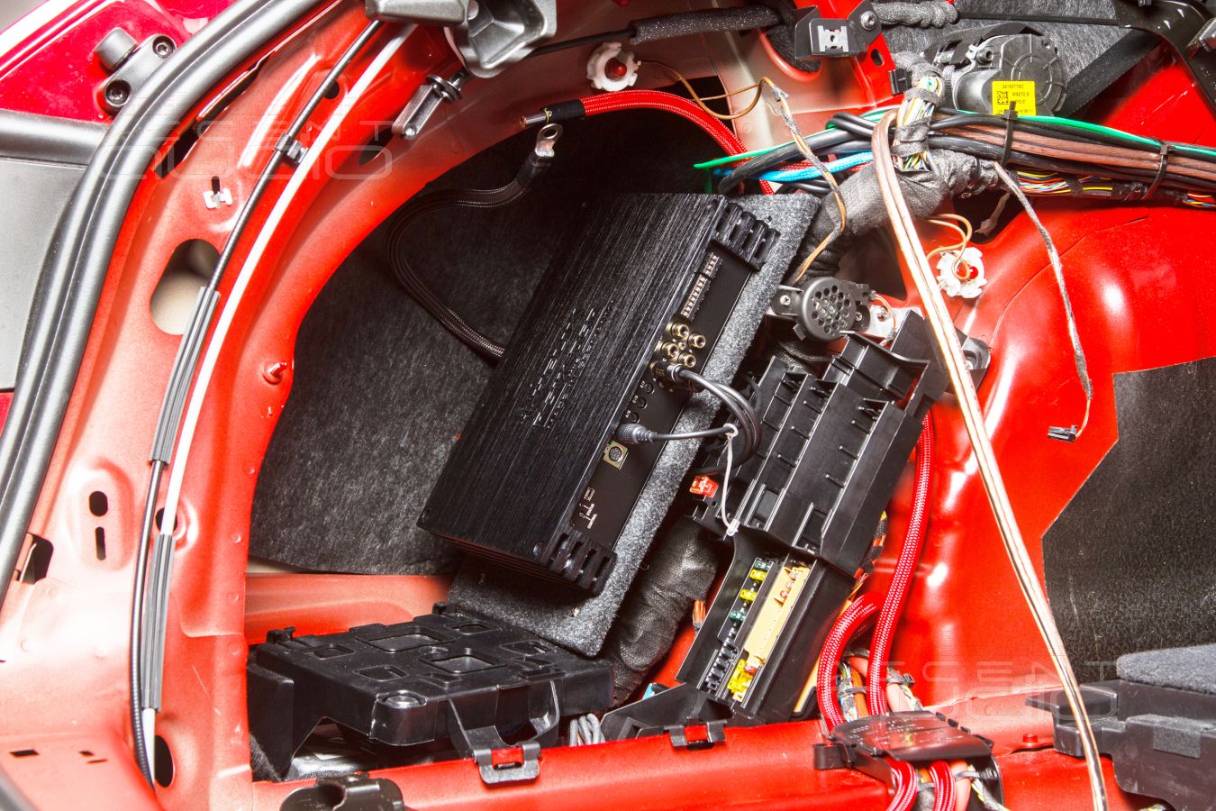 Скрытый монтаж усилителей Helix в Audi A4 Avant 2021