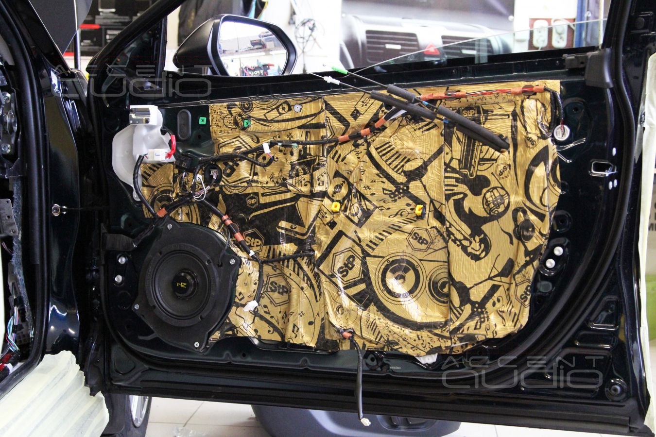 Шикарный мидбас Hertz Space 6 в Toyota Camry