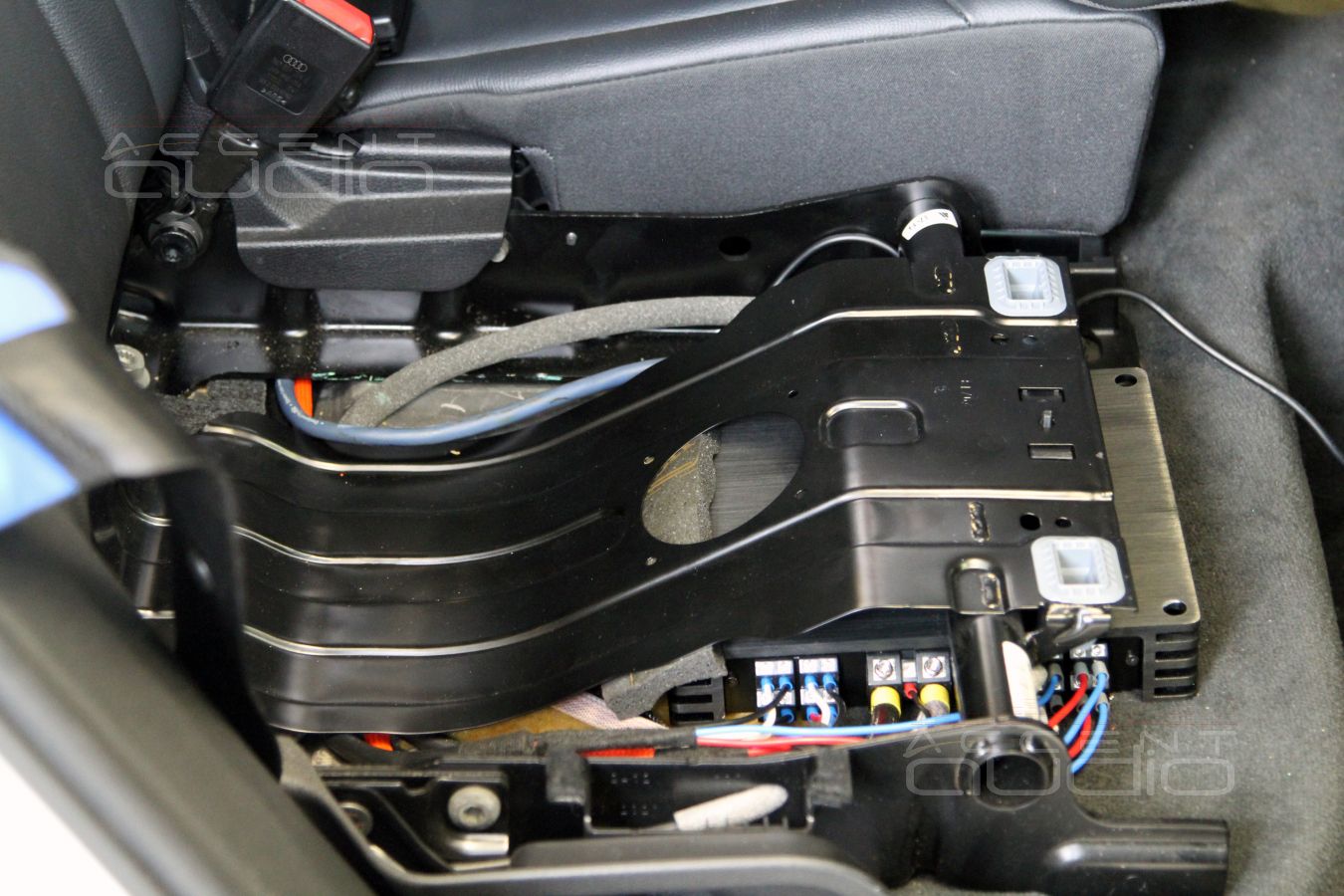 Установка процессорного усилителя Helix Veight в Audi Q5