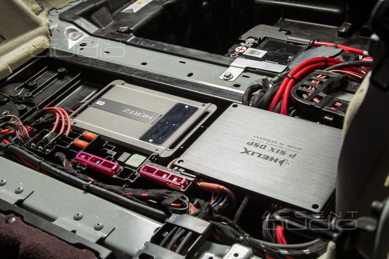 Самый технологичный и красивый монтаж усилителей Helix и Hertz в новый Porsche Panamera