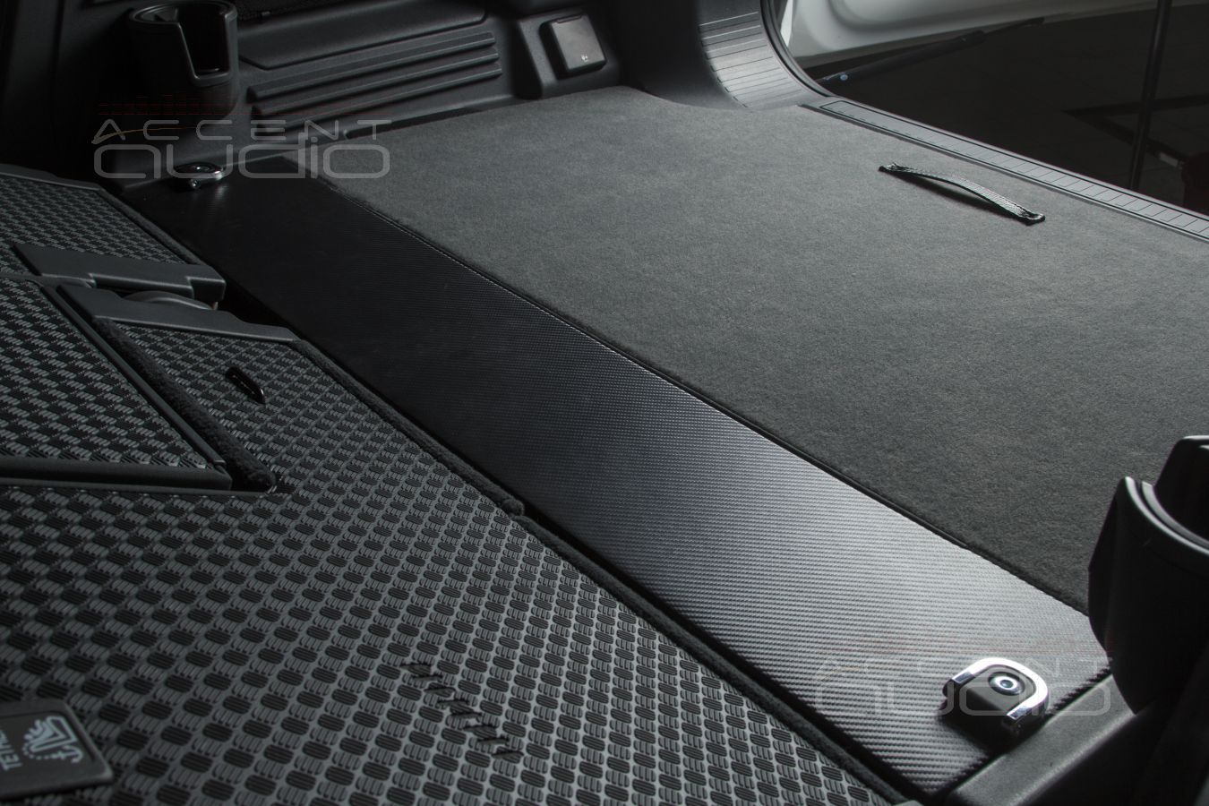 Новый, увеличенный багажный отсек и скрытый монтаж усилителя Helix PSix в Land Rover Defender