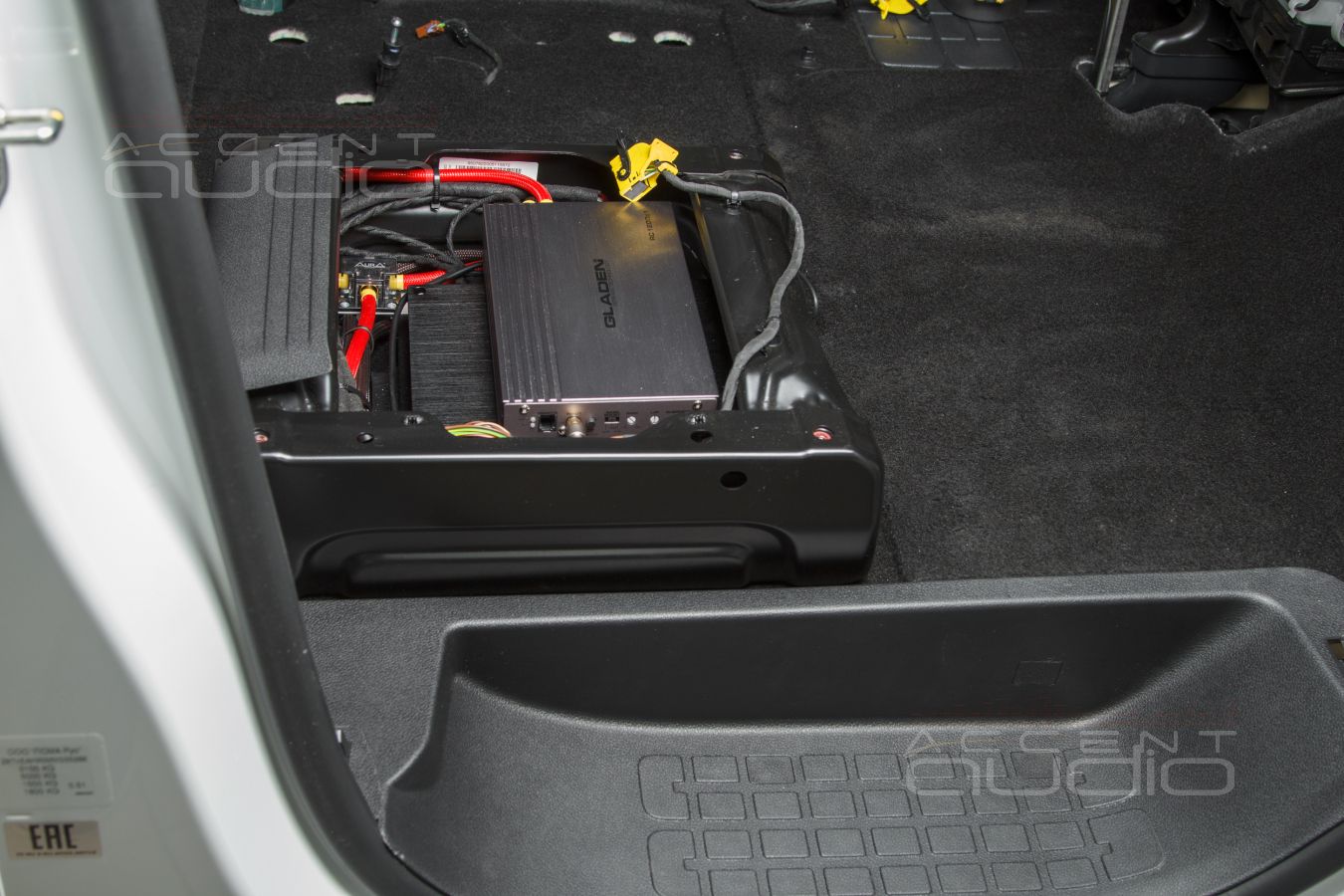 Установка усилителей Helix и Gladen в Opel Zafira Life