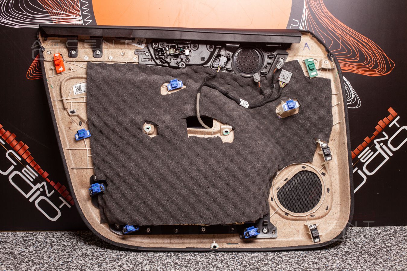 Установка акустики: Eton, Helix, SOAudio – все друзья в одной двери Volvo XC60