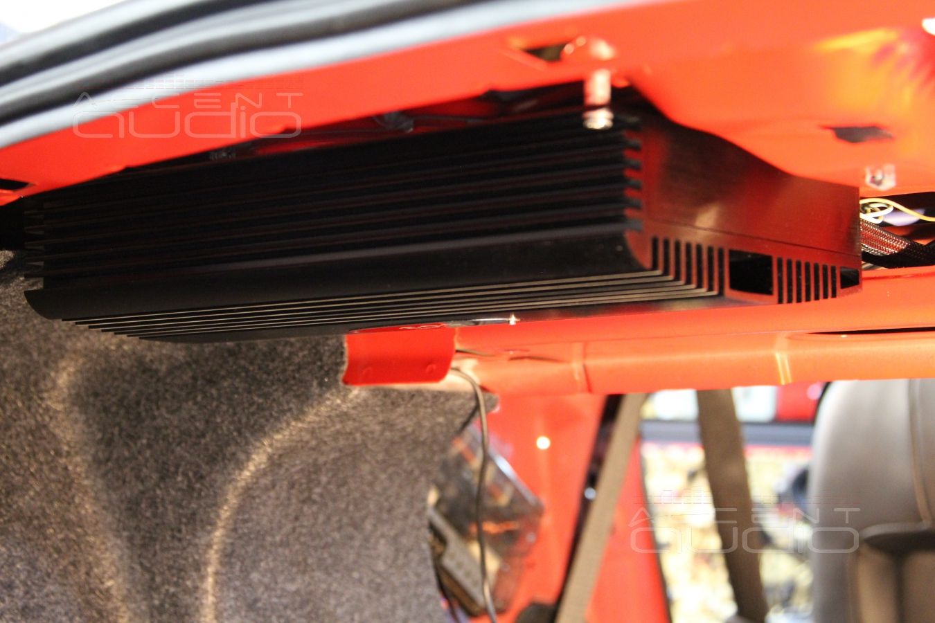 Процесс установки новой акустической системы Ford Mustang