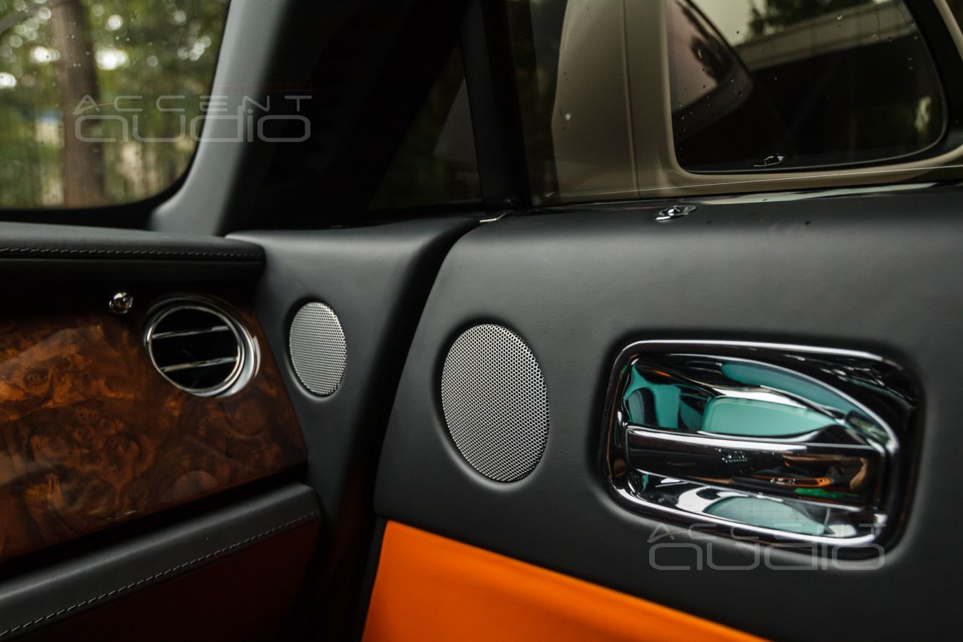 Все по штату: твитеры SOAudio и среднечастотники BLAM в штатных местах Rolls Royce Wraith