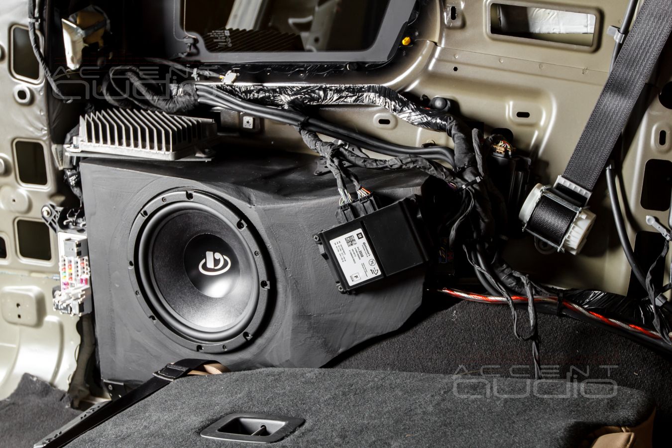 Действительно сложно, действительно сабвуфер, действительно полная интеграция: Dego в Escalade