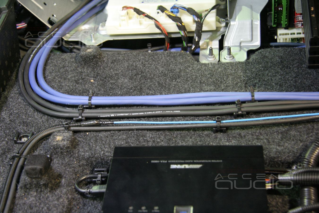 Прокладка силовой и акустической проводки, коммутация