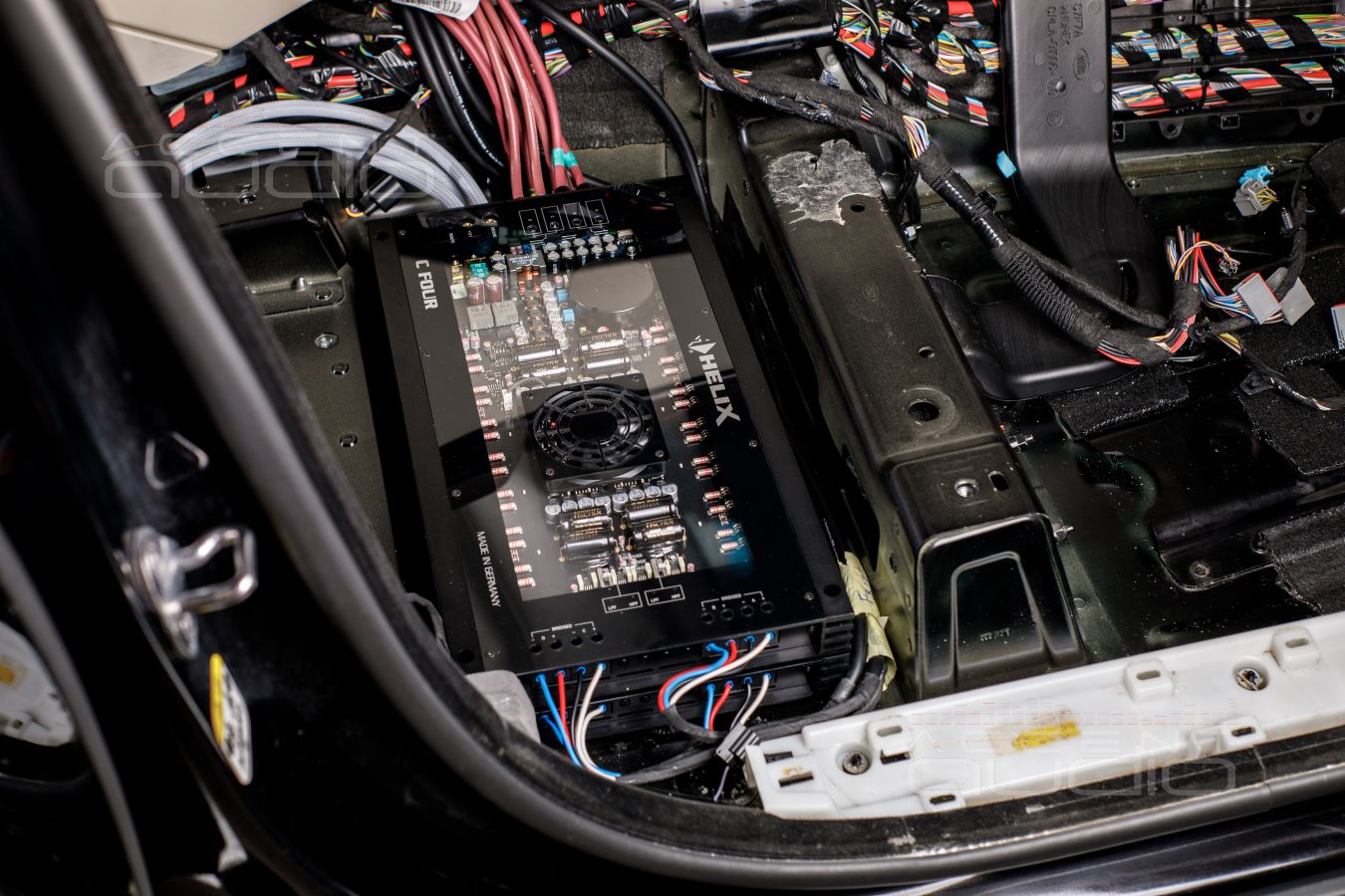 Установка усилителей Helix CFour в Range Rover Autobiography