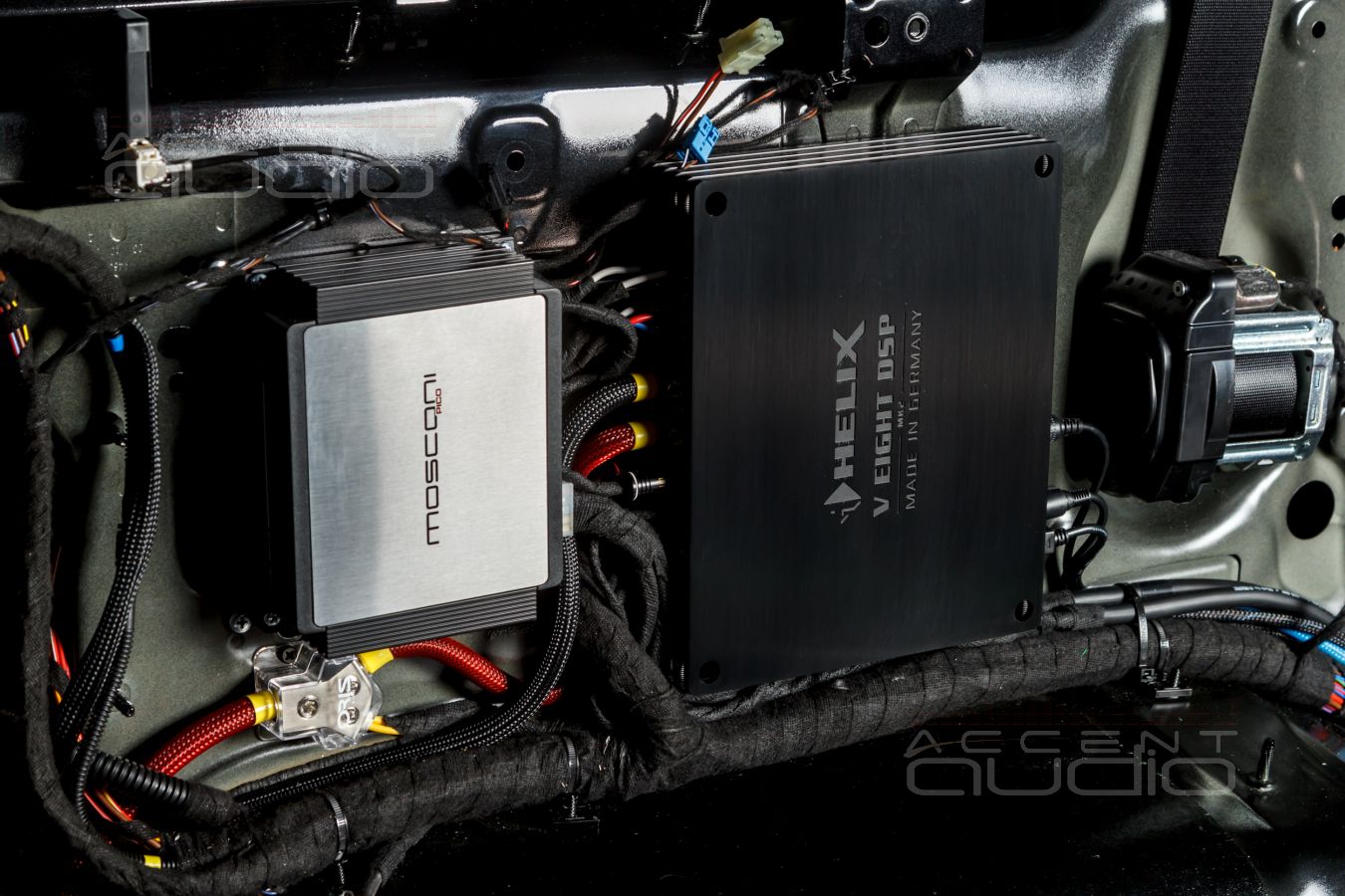 Update: новинка для Gelandewagen без Burmester – скрытый монтаж усилителей