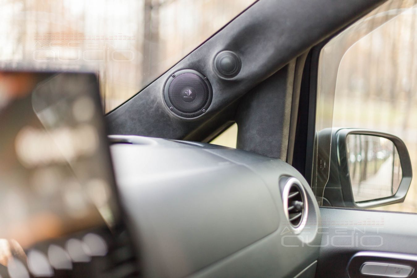 Установка акустики Helix в Mercedes-Benz Vito и подиумы под СЧ-ВЧ излучатели