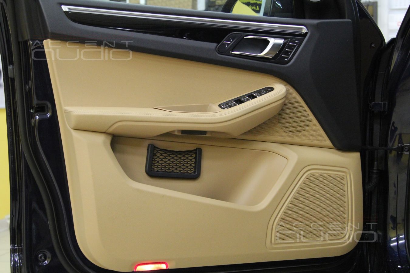 Новая акустика в Porshe Macan - 18 см мидбасы ScanSpeak Revelator в дверях