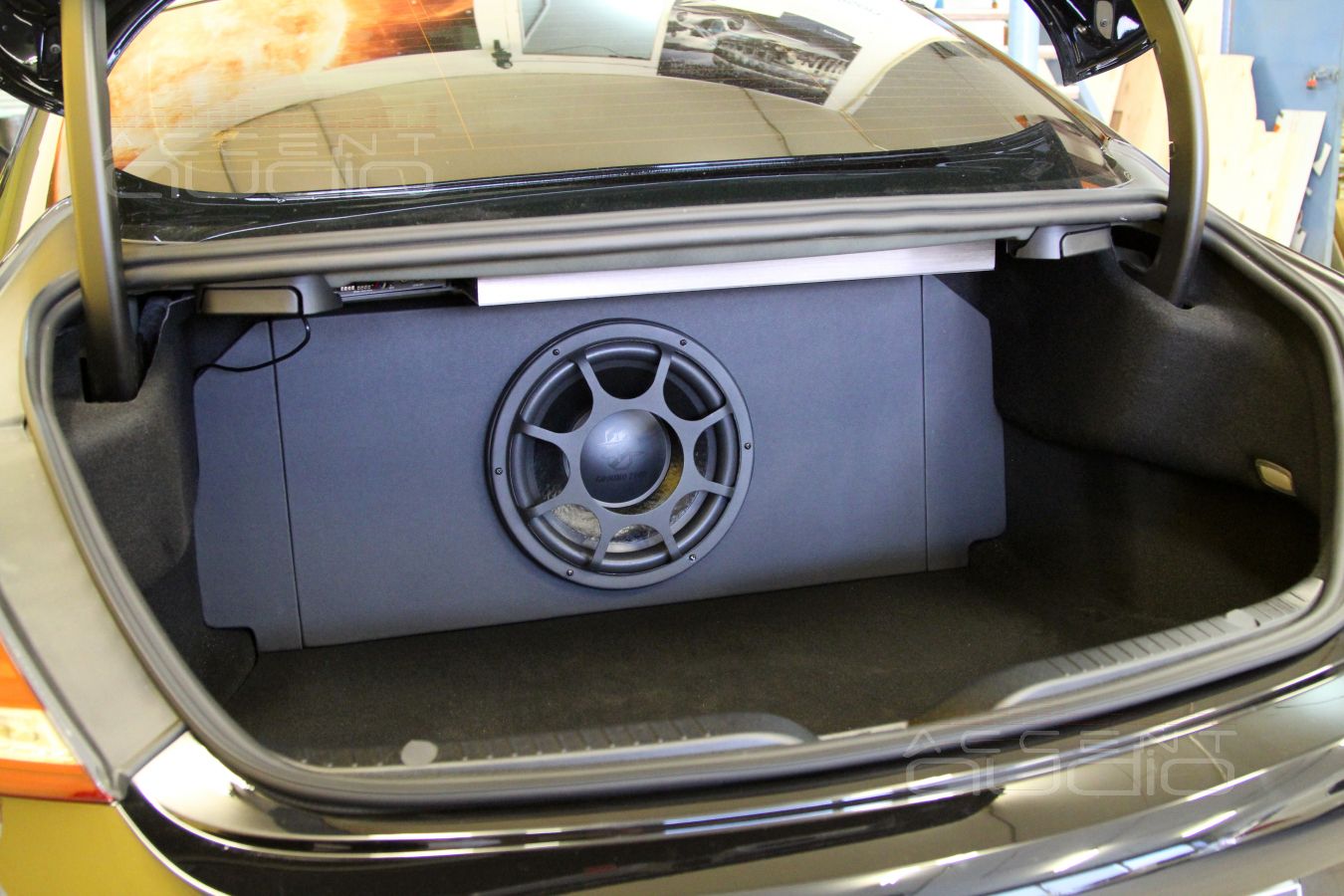 Сабвуфер в Mercedes-Benz C200