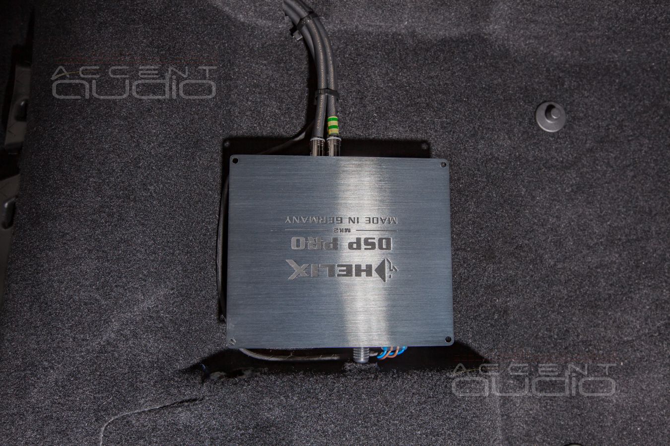 Установка усилителя и аудиопроцессора в Skoda Octavia – почти штатно.