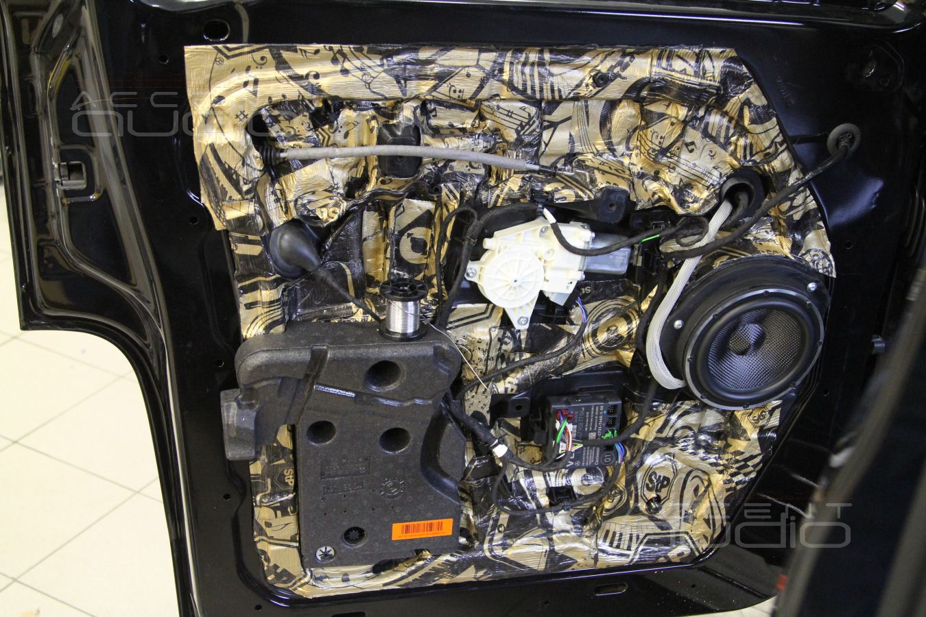 Установка акустики BLAM 165.300 в микроавтобус: установка мидбасовых излучателей