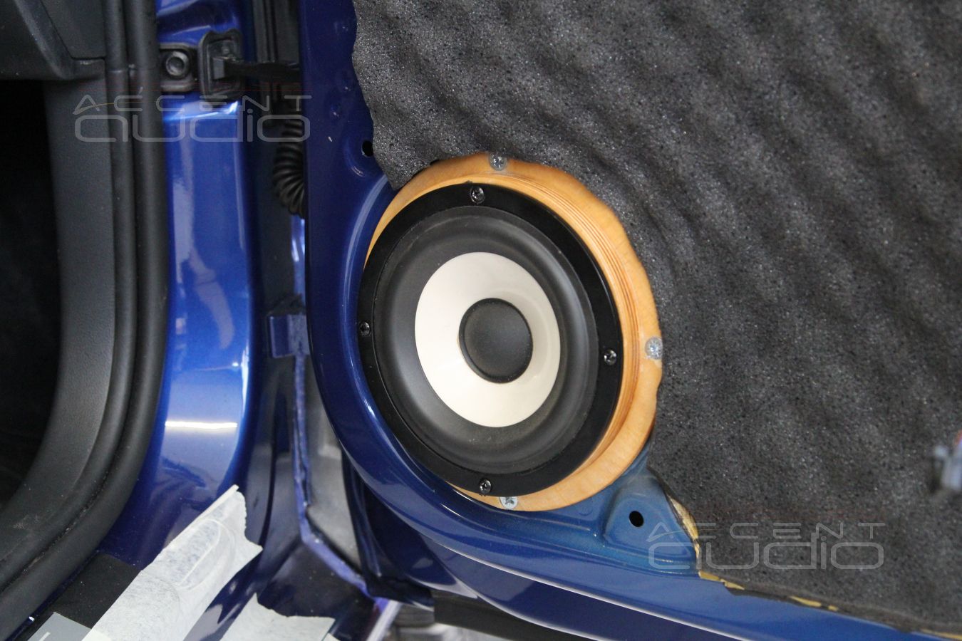 Установка акустики и шумоизоляция дверей Skoda Rapid