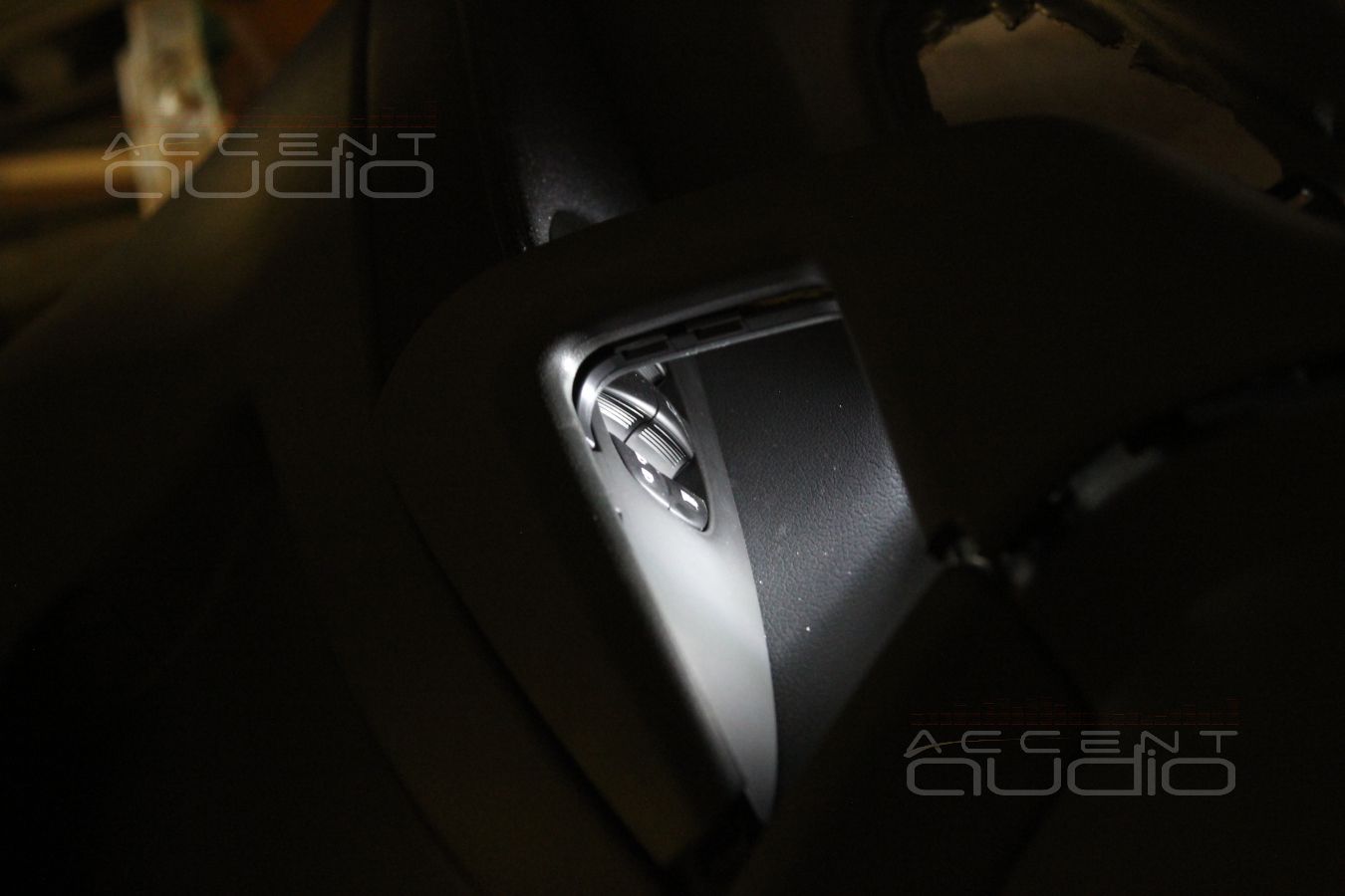 Подсветка кнопок стеклоподъемников и пространства вокруг автомобиля